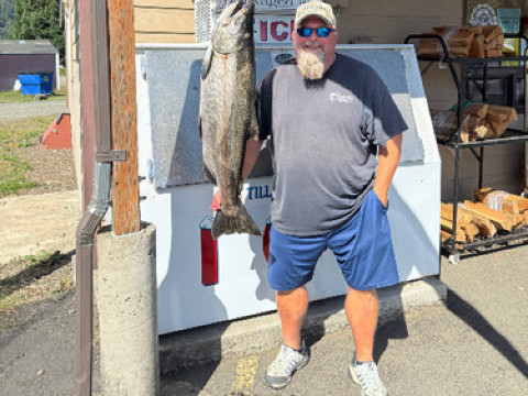 nestucca-river-fisherman-with-fall-chinook-salmon-at-hebo-sporting-goods